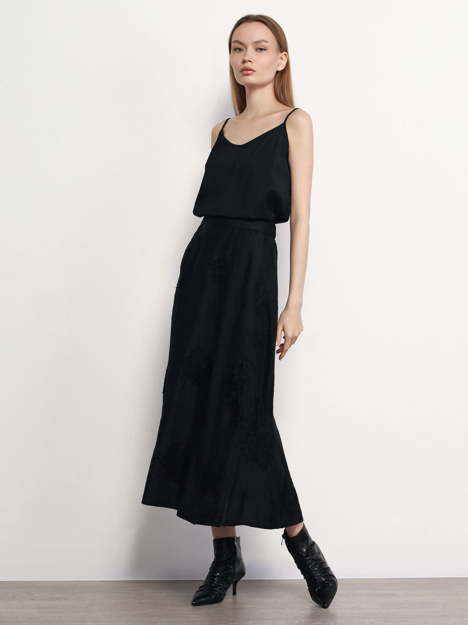 Топ черного цвета свободного кроя